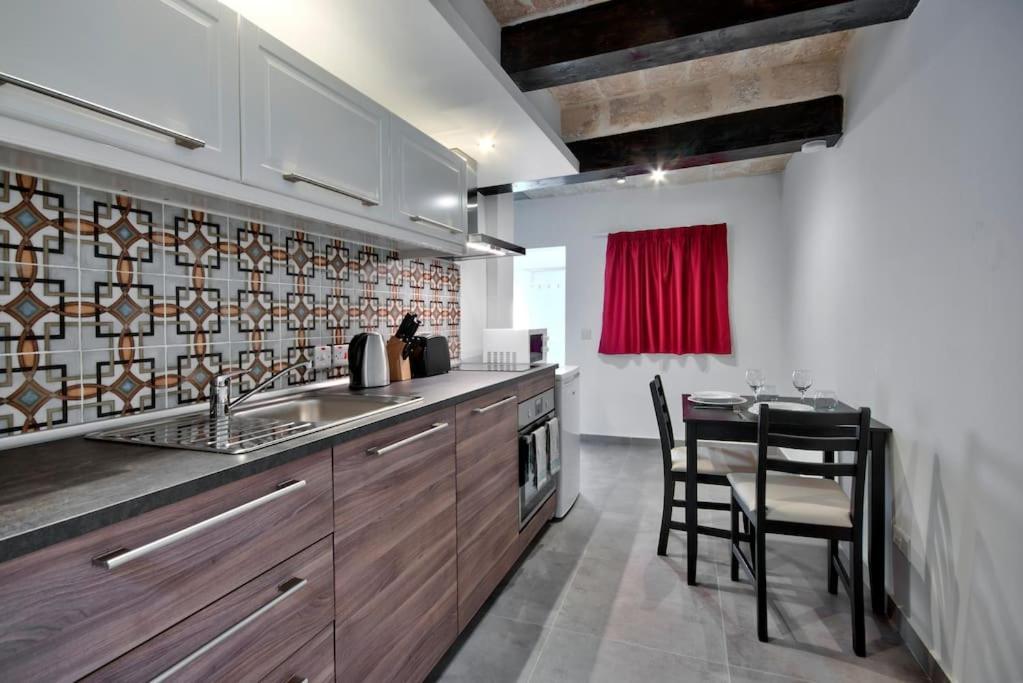 Vallettastay Old Lodge Apartment 7 Bagian luar foto